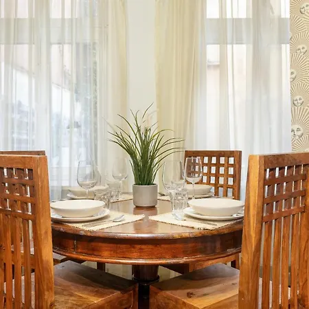 아파트 Sunny In The Heart Of Old Town By Renters