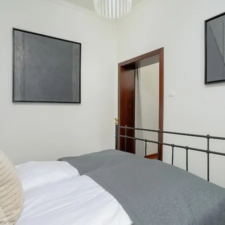 아파트 Sunny In The Heart Of Old Town By Renters