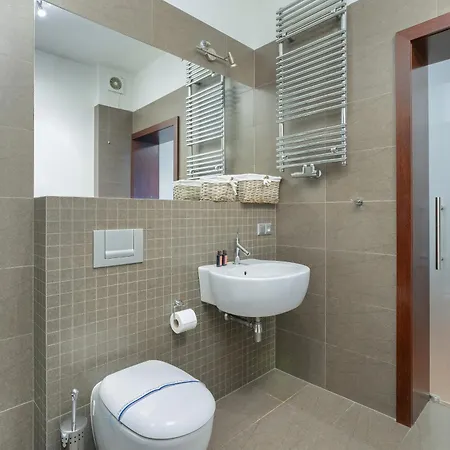 Sunny In The Heart Of Old Town By Renters 포즈난