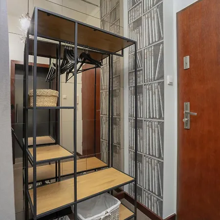 아파트 Sunny In The Heart Of Old Town By Renters