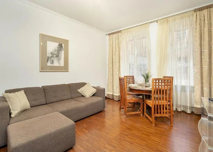 Sunny In The Heart Of Old Town By Renters Apartament