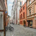 Sunny In The Heart Of Old Town By Renters Apartment *