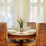 Apartment Sunny In The Heart Of Old Town By Renters
