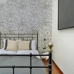 Sunny In The Heart Of Old Town By Renters