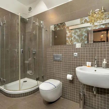 Sunny In The Heart Of Old Town By Renters Apartmán