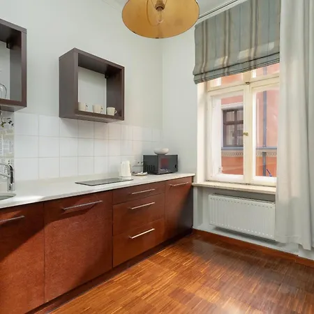 Sunny In The Heart Of Old Town By Renters *