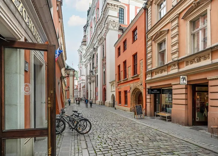 Sunny In The Heart Of Old Town By Renters Апартаменты *