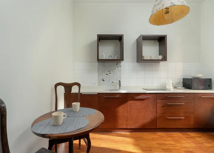 Sunny In The Heart Of Old Town By Renters